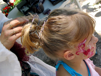 Applying the hair clip